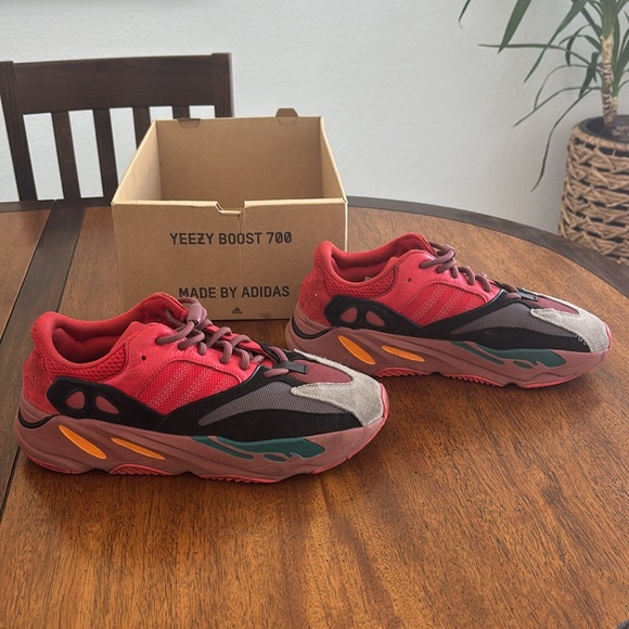 Yeezy Boost 700 - Picture 2 of 10